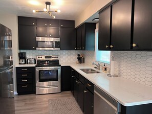 Réfrigérateur, four à micro-ondes, un four, surface de cuisson