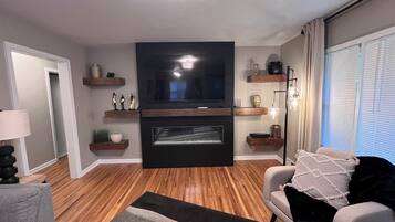 Smart TV, fireplace