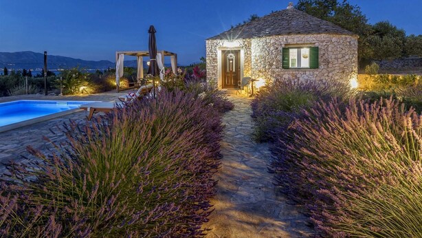 A heated pool - Authentic Magical Island Bunja House (Supetar)