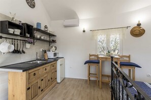Réfrigérateur, micro-ondes, plaque de cuisson, cafetiÚre/bouilloire