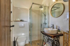 Douche, sèche-cheveux, serviettes fournies