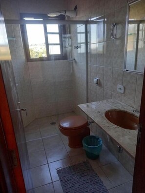 Shower, towels, toilet paper - Pousada Pé da Montanha (Campos do Jordão)