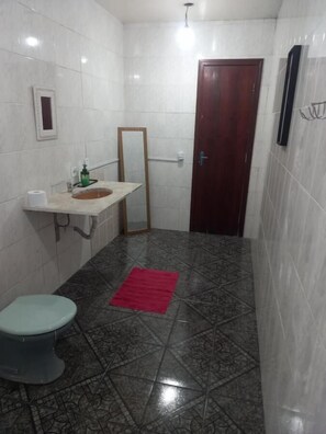 Dusj, håndklær og toalettpapir