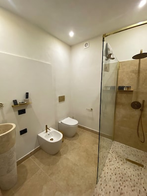 Shower, rainfall showerhead, free toiletries, hair dryer - Taga suites  (Catania)