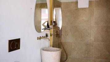 Shower, rainfall showerhead, free toiletries, hair dryer