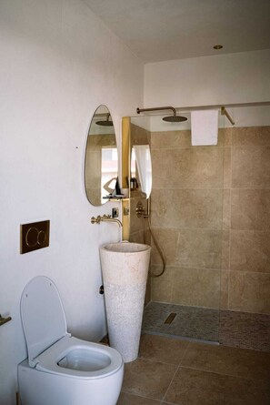 Bruser, brusehoved med spredningseffekt, gratis toiletartikler