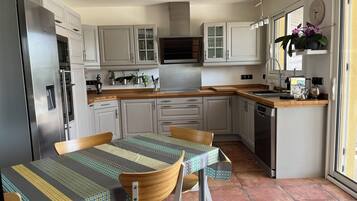 JÀÀkaappi, mikroaaltouuni, uuni, liesi