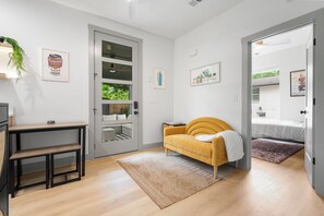 4 habitaciones, tabla de planchar con plancha y cuna de viaje