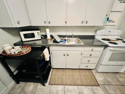 Charming 1-Bedroom  Apartment in Great Neighborhood