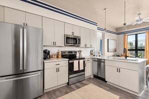 Réfrigérateur, micro-ondes, plaque de cuisson, lave-vaisselle