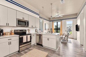 Fridge, microwave, stovetop, dishwasher