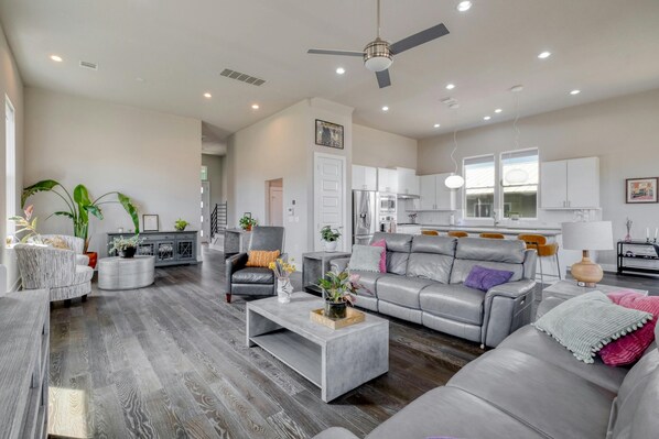 TV, offices - Charming 3-bedroom house with WiFi, AC in vibrant Austin (Austin)