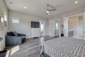 3 bedrooms, iron/ironing board, WiFi, bed sheets - Charming 3-bedroom house with WiFi, AC in vibrant Austin (Austin)