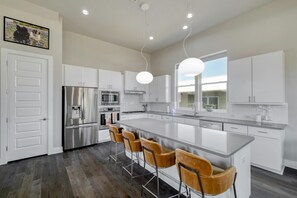 Private kitchen - Charming 3-bedroom house with WiFi, AC in vibrant Austin (Austin)