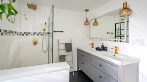 Sèche-cheveux, serviettes fournies, savon, shampoing