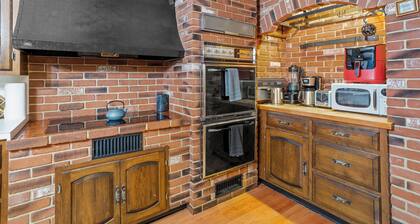 5BD/2BA Cabin-Style Home in the Heart of Norwich, Close to Casinos