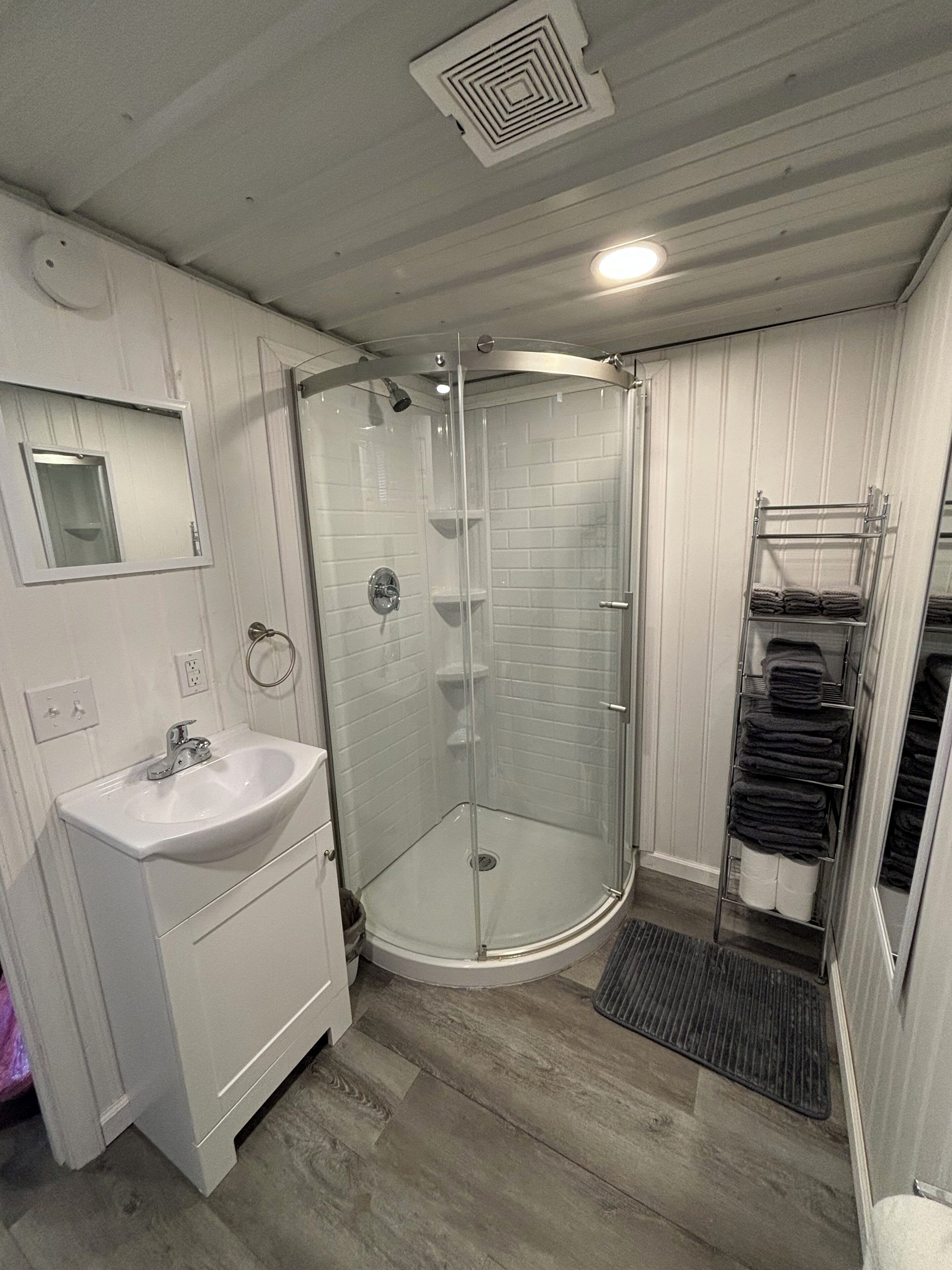 Dusj, håndklær, såpe og sjampo