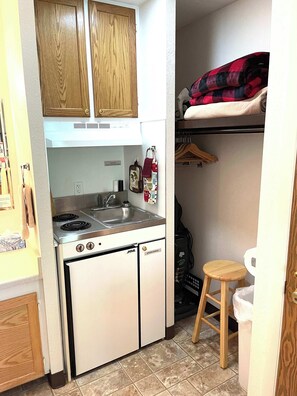 Réfrigérateur, micro-ondes, cafetière/bouilloire, grille-pain