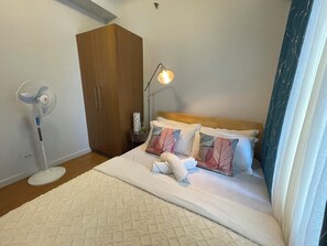 1 bedroom, iron/ironing board, WiFi, bed sheets - Cozy 1-bedroom condo in Manila  close to U.S Embassy and SLMEC (Manila)
