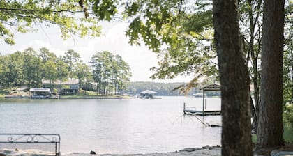 Lakeside Retreat (Mark Robert)