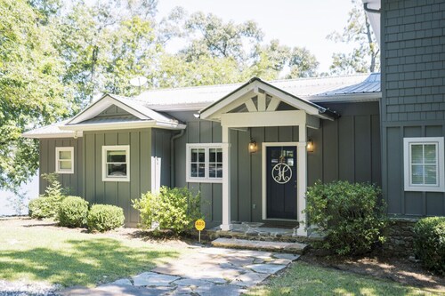 Lakeside Retreat (Mark Robert)