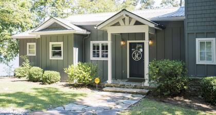 Lakeside Retreat (Mark Robert)