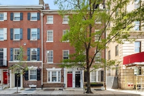 Exterior - Spacious 6BR En Suite Rittenhouse Home (Philadelphia)