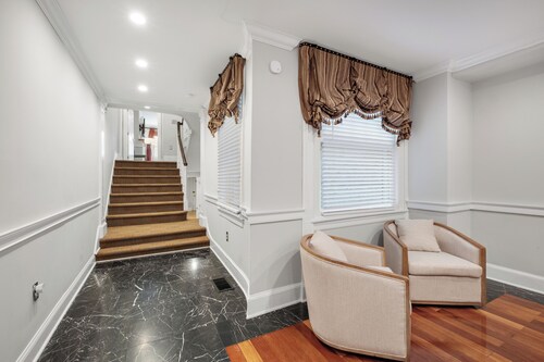 Spacious home in Rittenhouse Square with six private 1-bedroom units. Sleeps 14!