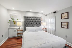 6 bedrooms, free WiFi, bed sheets - Spacious 6BR En Suite Rittenhouse Home! Sleeps 14! (Philadelphia)