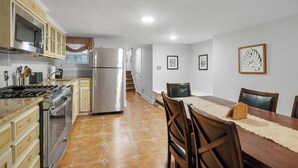 Coffee/tea maker, fridge, microwave, oven - Spacious 6BR En Suite Rittenhouse Home (Philadelphia)