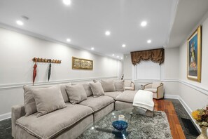 Smart TV - Spacious 6BR En Suite Rittenhouse Home! Sleeps 14! (Philadelphia)