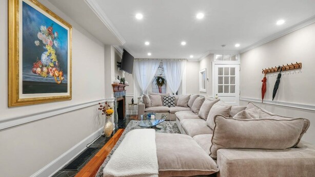 Living area - Spacious 6BR En Suite Rittenhouse Home (Philadelphia)