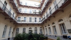 Ein mehrgeschossiges Gebäude mit Rundbogenfenstern und Balkonen.