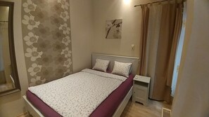 2 عدّة غرف نوم ومكواة/لوح كي وسرير سفر وواي فاي