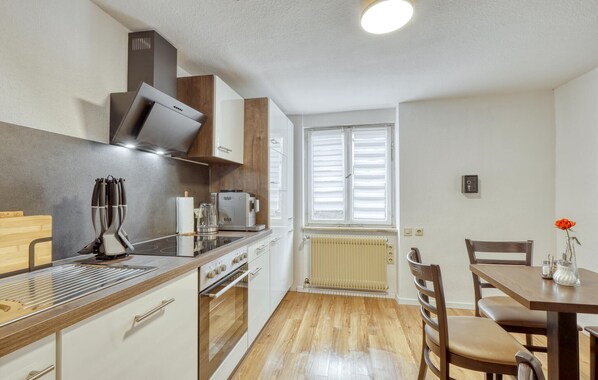 冷蔵庫、コンロ、コーヒー / ティーメーカー