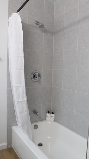 Sèche-cheveux, serviettes fournies, savon, shampoing