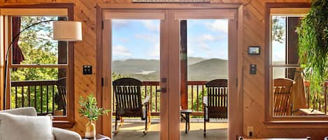 Smart-TV, Kamin, Bücher