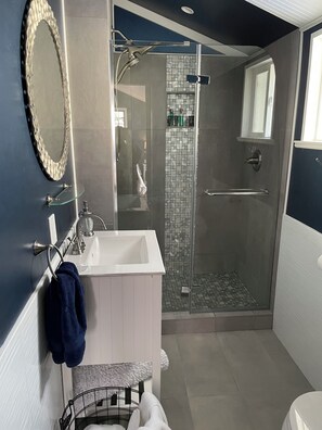 Secadora de cabello, toallas, jabón, shampoo 