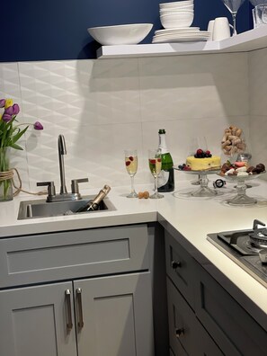 Fridge, microwave, oven, stovetop - Charming Studio In the Heart of Napa (Napa)