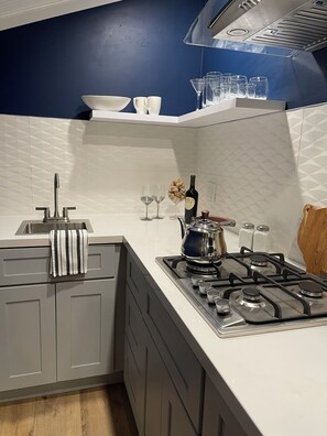Geladeira, micro-ondas, fogão, cooktop