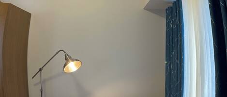 1 camera, ferro/asse da stiro, lenzuola