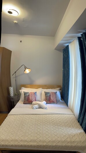 1 bedroom, iron/ironing board, bed sheets - Cozy 1-bedroom condo near UP Manila, US EMBASSY and St. Luke's Medical Center (Manila)