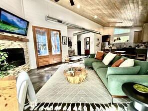 TV connectée, cheminée, livres