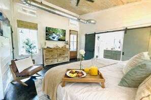 1 sovrum, skrivbord, strykjärn/strykbräda och wi-fi