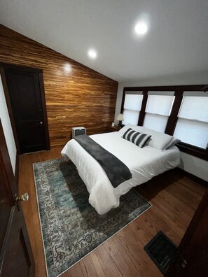 2 slaapkamers, een bureau, een strijkplank/strijkijzer, gratis wifi
