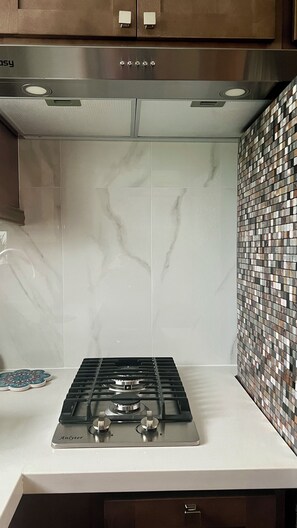 冷蔵庫、電子レンジ、オーブン、コンロ