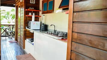 Kompor, pemanggang roti, peralatan masak/sendok-piring, dan bumbu