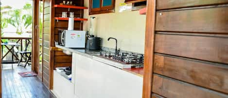 Stovetop, toaster, cookware/dishes/utensils, spices