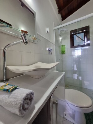 Suíte clássica | Banheiro | Chuveiro, produtos de toalete grátis, toalhas de banho, sabonete