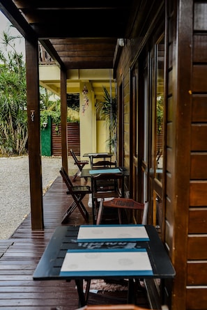Outdoor dining - Suli Pousada (Florianópolis)